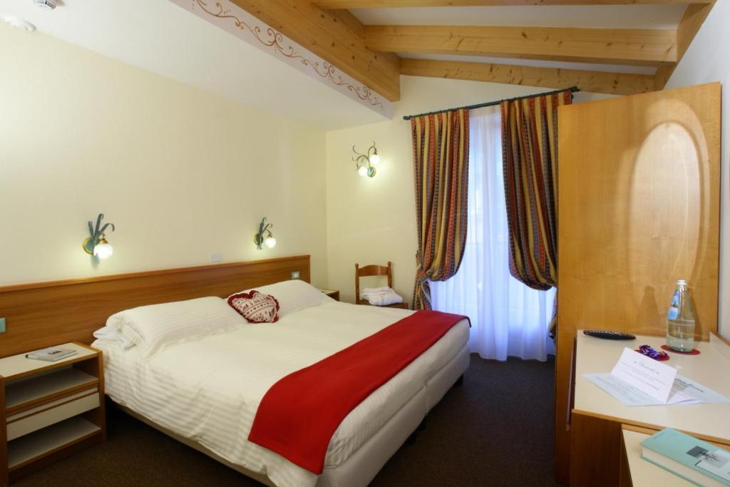 Hotel Des Alpes Molveno Rum bild